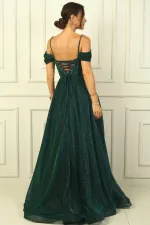 Robe longue à bretelles, manches basses, détails perlés, doublée et scintillante