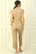 Combinaison pantalon effet lin à boutons sur le devant, ceinture à la taille, poches et manches tombantes.