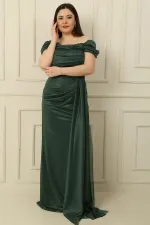 Robe longue pailletée grande taille, manches courtes, doublée, drapée sur le devant et fendue.