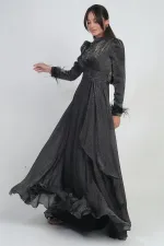 Robe longue évasée pour femme en mousseline Griter avec devant drapé, détails à volants, doublure et manches à plumes.