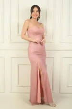 Robe de soirée longue sans bretelles doublée et ornée de paillettes, avec fente sur le devant.