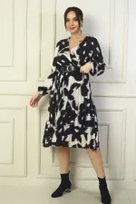 Robe midi en satin à motifs, doublée, ceinturée et plissée, avec encolure cache-cœur