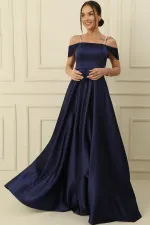 Robe longue en satin doublée, à bretelles, ornée de pierres et à encolure carrée