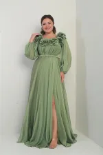 Robe longue BB en mousseline doublée, ceinturée et ornée d'un décolleté Madonna à fleurs