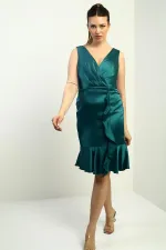 Robe courte en satin pour femme, doublée, à col cache-cœur, drapée sur le devant et ornée de volants.