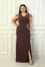 Robe longue en lycra grande taille, doublée, drapée et pailletée, avec décolleté en V devant et dos, détails de pierres aux manches et à la taille.