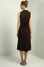 Robe midi en lin à col polo pour femme, ornée d'un pli sur le devant et de boutons.