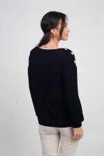 Blouse en lycra à col en V et boutons sur les épaules pour femme, couleur fraise.