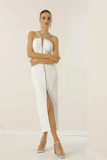 Robe de soirée en crêpe ornée de pierres et fendue sur le devant, doublée.