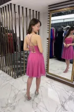 Robe courte évasée en mousseline de soie doublée avec bretelles en corde dans le dos et fenêtre devant