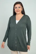 Kadın Kolları Düğme Detaylı Taş Harf Baskılı Soğuk İplik Büyük Beden Hırka