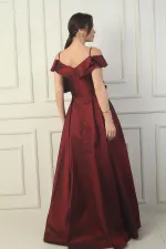 Robe de soirée longue en taffetas à bretelles et col bateau pour femme, ornée de roses, doublée et dotée de poches.