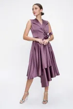 Robe en satin à lacets et à double boutonnage