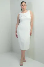 Robe midi en crêpe grande taille, doublée, avec col en V et ornements de pierres.