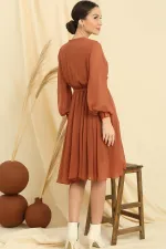 Robe en mousseline doublée à col cache-cœur et manches longues