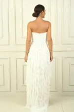 Robe longue bustier en tulle avec détails en pierres sur le devant, drapée, doublée, avec fentes latérales et volants.