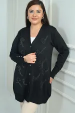 Gilet long grande taille pour femme avec détails de boutons aux manches et imprimé pierre.