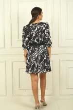 Robe portefeuille en satin doublée à volants et à motifs abstraits, avec ceinture intégrée