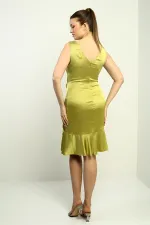 Robe courte en satin pour femme, doublée, à col cache-cœur, drapée sur le devant et ornée de volants.