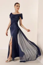Robe longue doublée à paillettes, froncée sur le devant et manches tombantes