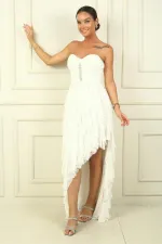 Robe longue bustier en tulle avec détails en pierres sur le devant, drapée, doublée, avec fentes latérales et volants.