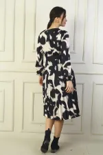 Robe midi en satin à motifs, doublée, ceinturée et plissée, avec encolure cache-cœur