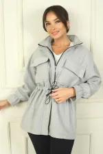 Manteau en cachemire pour femme avec fermeture éclair sur le devant, taille et poignets froncés, et double poche.