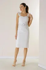 Robe en crêpe à bretelles volantées, détail globe, doublée et ceinturée à la taille