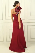 Robe sirène asymétrique en crêpe doublée avec détails en pierres scintillantes