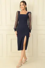 Robe à encolure carrée et manches en tulle à sequins