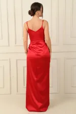 Robe de soirée longue en satin doublée, à bretelles, décolleté cache-cœur et taille plissée.