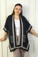 Poncho grande taille pour femme avec bouton latéral, poches rayées et imprimé léopard.