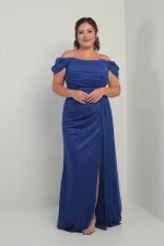 Robe longue pailletée grande taille, manches courtes, doublée, drapée sur le devant et fendue.