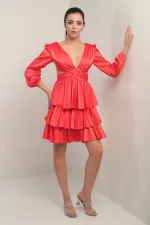 Robe courte en satin doublée à col en V devant et dos pour femme, ornée d'un détail à la taille.