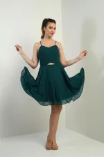 Robe courte évasée en mousseline de soie doublée avec bretelles en corde dans le dos et fenêtre devant