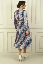 Robe en satin à motif abstrait plissé, doublée, à encolure cache-cœur et ceinture