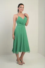 Robe en mousseline évasée à bretelles croisées et dos lacé, doublée, avec encolure cache-cœur et bretelles.