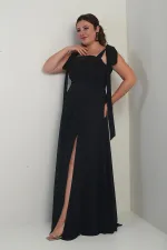 Robe longue en crêpe mousseline de soie, doublée, à col en V et épaules dénudées, disponible en grandes tailles.