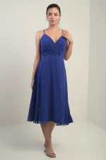 Robe en mousseline évasée à bretelles croisées et dos lacé, doublée, avec encolure cache-cœur et bretelles.