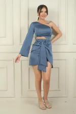 Kadın Tek Kollu Beldekolteli Zincir-Fiyonk Detaylı Astarlı Kısa Saten Elbise