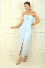 Robe de soirée en crêpe avec doublure et fente sur le devant, détails en pierre