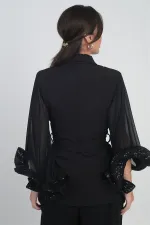 Veste croisée pour femme avec ceinture à la taille, doublure en mousseline et manches à volants ornées de sequins.