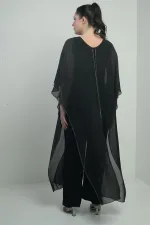 Combinaison grande taille pour femme avec haut en mousseline, détails en pierre, jambes larges et conception en lycra.