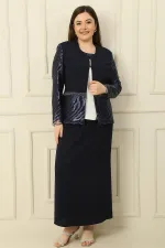 Ensemble trois pièces : chemisier à manches demi-lune, veste et jupe brodées de sequins avec détails de perles, doublé, grandes tailles.