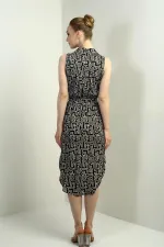 Robe midi en viscose à encolure cache-cœur, ceinture et fente latérale, motif ethnique.