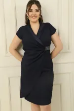 Robe en crêpe doublée grande taille, ornée de clous et de pierres