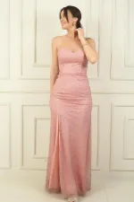 Robe de soirée longue sans bretelles doublée et ornée de paillettes, avec fente sur le devant.