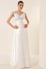 Robe longue en satin ornée de dentelle perlée, drapée de façon transparente et doublée.