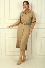 Robe longue boutonnée sur le devant, ceinture à la taille et double poches, finition effet lin.