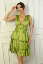 Robe courte en satin doublée à col en V devant et dos pour femme, ornée d'un détail à la taille.